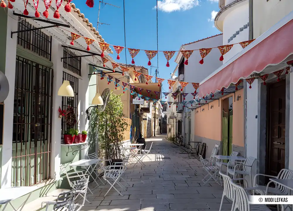 Smalle straatjes in Lefkas-stad